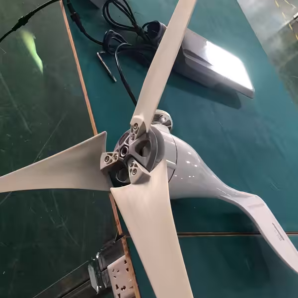 Detalhe das pás da turbina eólica e do cubo central de um poste de iluminação pública solar eólica da Série HY.