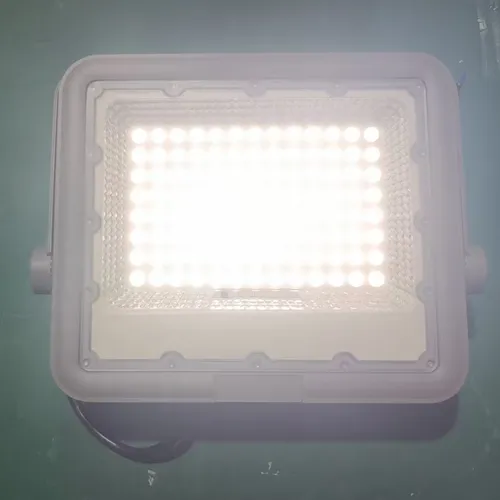 Projecteur solaire de la série FL allumé lors d'un test d'éclairage LED