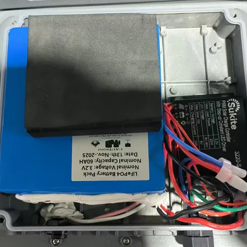 Structure interne du projecteur solaire série FL avec batterie LiFePO4, contrôleur et câblage
