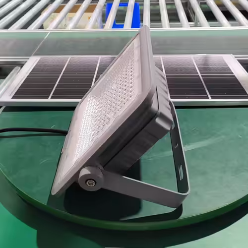 Projecteur solaire et panneau solaire de la série FL en cours d'assemblage sur la chaîne de production de l'usine