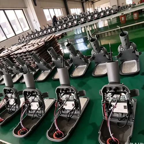 Alloggiamenti per lampioni a LED LA assemblati in un'officina di fabbrica