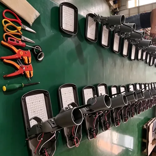 Lampioni a LED di Los Angeles in fase di assemblaggio e cablaggio in un'officina di fabbrica.