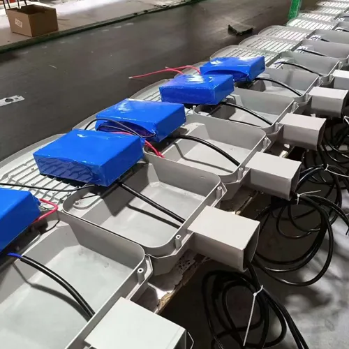 Lampioni stradali a LED della serie LA in fase di assemblaggio del pacco batterie e del cablaggio elettrico in fabbrica.