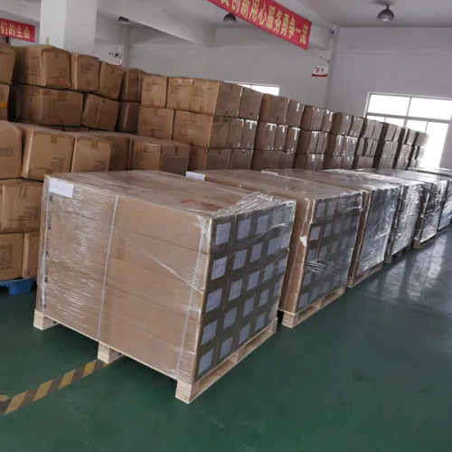 Scatole di lampioni a LED serie LA impilate, imballate e fissate su pallet nel magazzino.