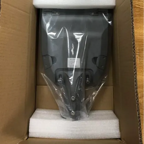 Lampione stradale a LED serie LA, imballato e protetto con schiuma protettiva all'interno di una scatola di spedizione.