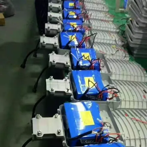 Lampioni stradali a LED serie LA con pacchi batteria al litio disposti durante l'installazione dei componenti interni