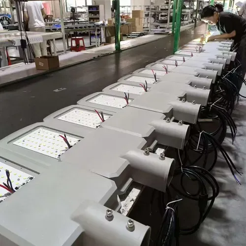 Operaio assembla lampioni a LED della serie LA sulla linea di produzione dello stabilimento.
