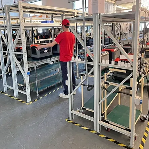 Ein Arbeiter bedient tragbare LiFePO4-Powerstations auf Test- und Alterungsgestellen in der Produktionsanlage.