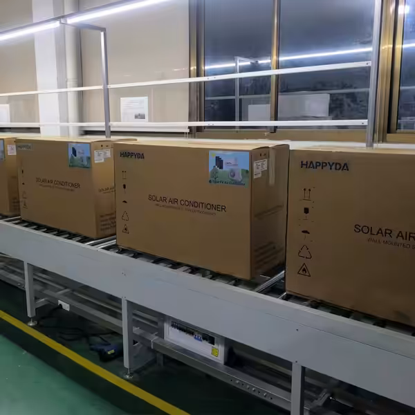 Unités de climatisation solaire SAC emballées se déplaçant sur la chaîne de production de l'usine