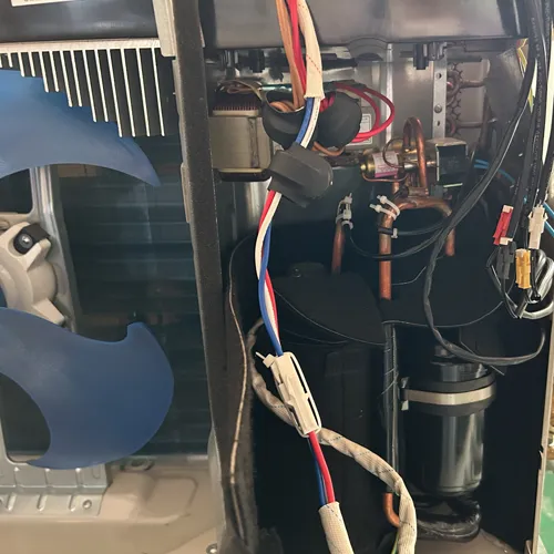 Composants internes du climatiseur solaire SAC : compresseur, câblage et tuyaux de réfrigérant