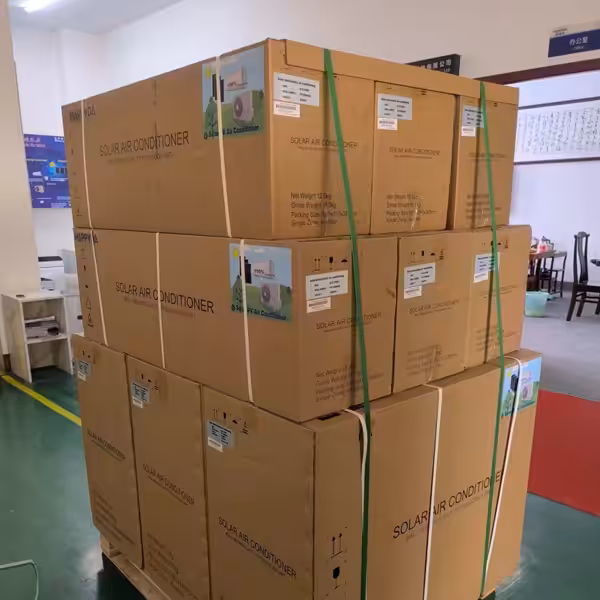 Unités de climatisation solaire SAC emballées dans des cartons étiquetés et fixées par des sangles sur une palette