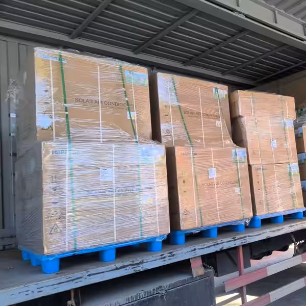 Des cartons de climatiseurs solaires SAC palettisés et arrimés dans un camion pour l'expédition
