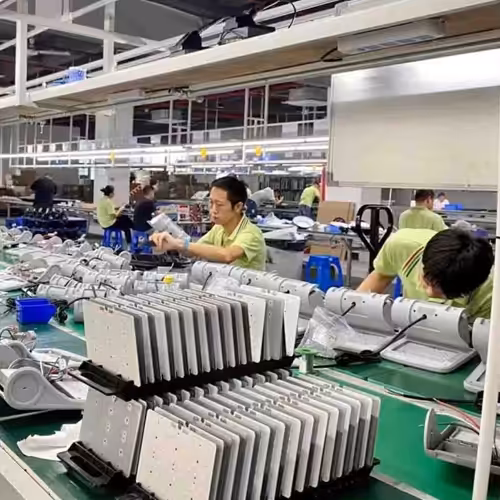 Des ouvriers assemblent en usine les boîtiers de dissipation thermique pour les lampadaires de la série SQ.