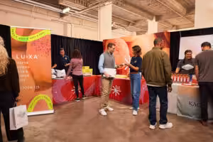 Petit stand d'usine bondé à la foire de Canton