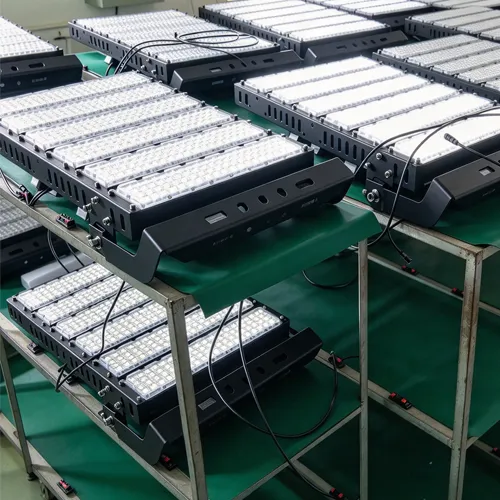 Éclairage public LED alimenté par le réseau électrique TX dans une zone de production industrielle
