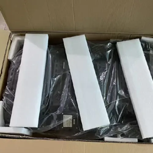 Lampadaire LED alimenté par le réseau électrique du Texas, protégé par de la mousse à l'intérieur d'une boîte en carton.