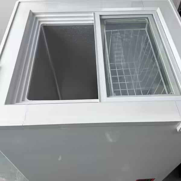Draufsicht auf den Innenraum des SF-Solargefrierschranks mit Glasschiebetüren und herausnehmbarem Aufbewahrungskorb