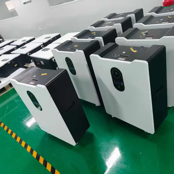 Systèmes de stockage d'énergie par batteries lithium-ion 51.2 V en production en usine&nbsp;; fournisseur en gros de systèmes de stockage solaire LiFePO4.