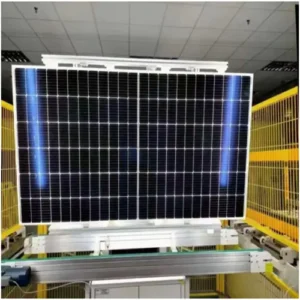 Sichtprüfung des Solarmoduls in der Produktionslinie