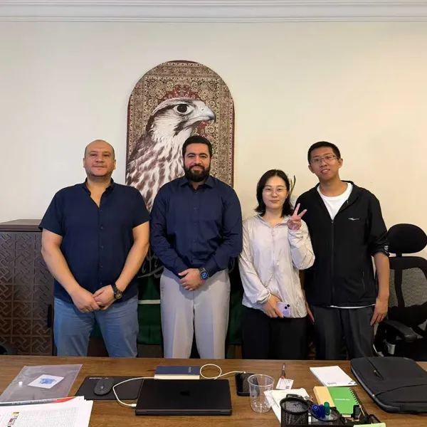 Das professionelle Team von Sungreat Energy posiert mit internationalen B2B-Kunden in den Firmenräumen für ein Foto.