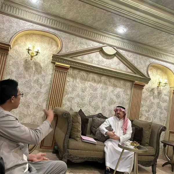Sungreat Energy-Gründer Adam besucht persönlich B2B-Kunden und Partner im Bereich solarer Straßenbeleuchtung in Saudi-Arabien.