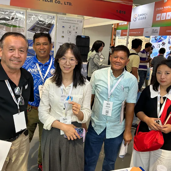 Das Vertriebs- und Ingenieurteam von Sungreat Energy im Gespräch mit lokalen B2B-Kunden auf einer Solarenergie-Fachmesse auf den Philippinen.