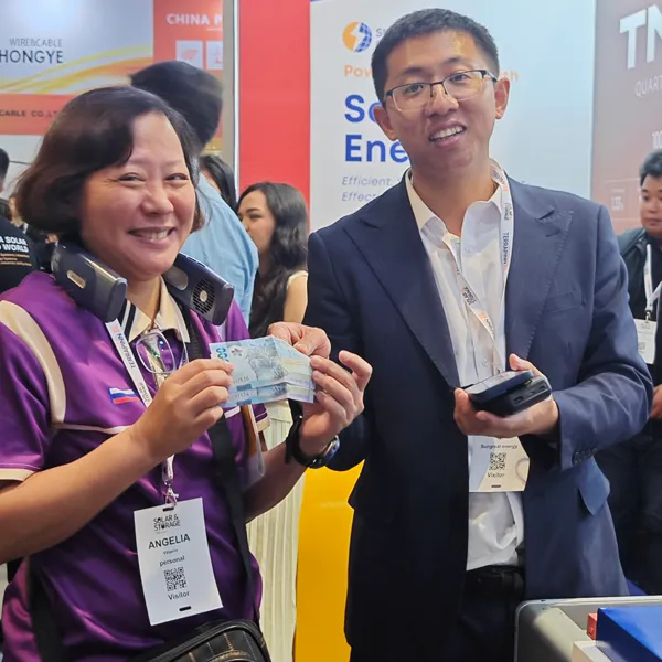 International B2B client placing an order and paying a deposit at the Sungreat Energy exhibition booth.