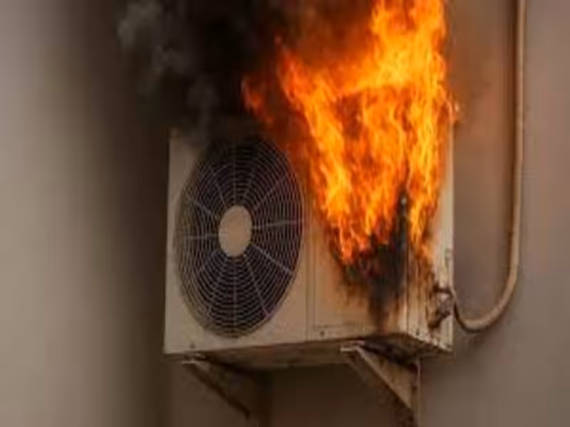 Schéma technique explorant 4 causes d'explosion de compresseurs de climatisation&nbsp;: effet diesel, contamination du réfrigérant, panne électrique et condenseur obstrué.