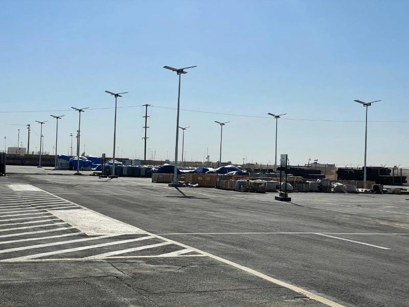 Postes de iluminação pública solares de 200W, tudo-em-um, instalados nas instalações da Saudi Aramco sob céu claro.