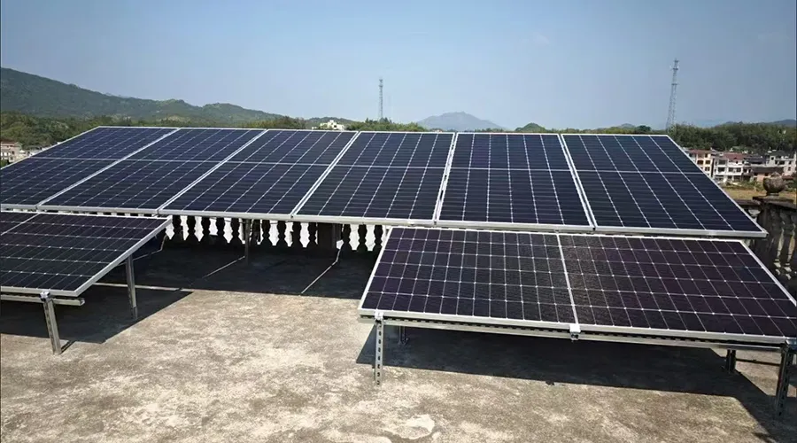 Panneaux solaires au sol montés sur un système de support surélevé fourni par Sungreat Energy