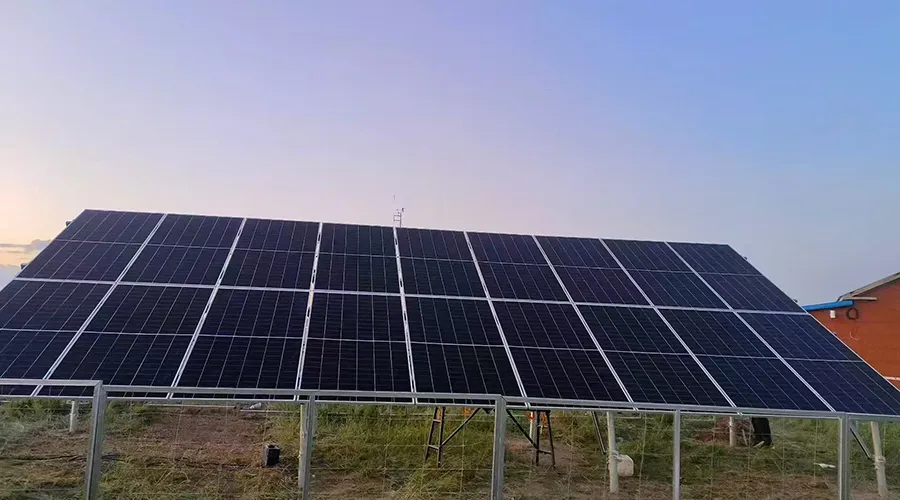 Installation d'un vaste champ de panneaux solaires au sol, entouré d'une clôture, pour un projet d'énergie propre en Malaisie par Sungreat Energy.