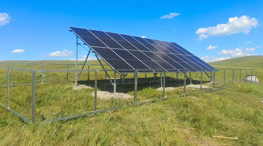 Installation de panneaux solaires hors réseau sur des supports au sol avec enceinte métallique par Sungreat Energy