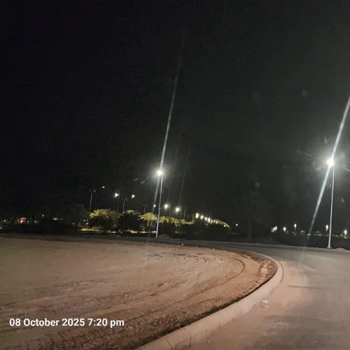 I lampioni a LED Sungreat Energy serie LA forniscono un'illuminazione continua e uniforme lungo le strade curve di notte in Africa, migliorando la sicurezza di guida grazie alla distribuzione del fascio di tipo III.