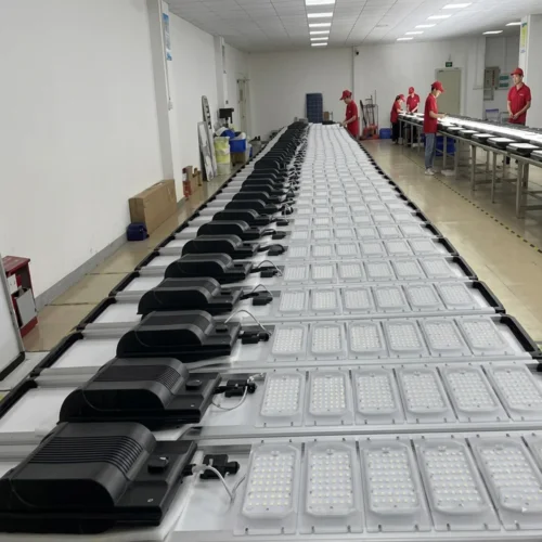 Lampioni solari multifunzione della serie QH di Sungreat Energy sulla linea di assemblaggio in fabbrica con gli operai