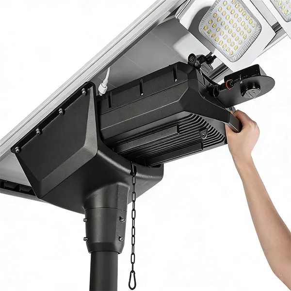 Tecnico che installa o regola il lampione solare multifunzione Sungreat Energy serie QH, mostrando il collegamento modulare e l'accesso per la manutenzione manuale.