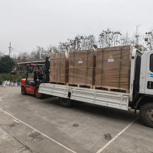 Lampioni solari Sungreat Energy serie QH caricati su un camion per la spedizione in container completo