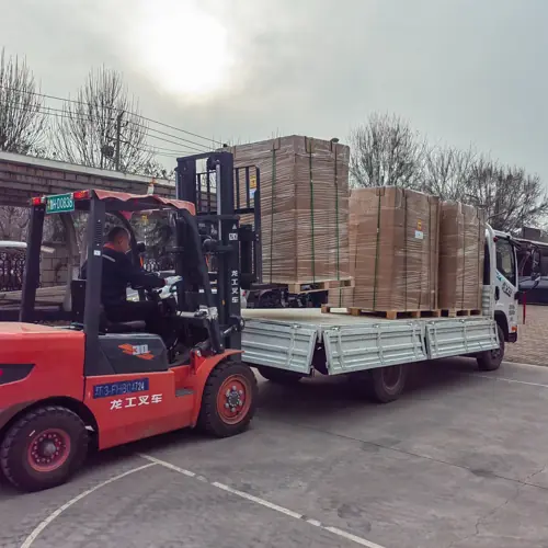 Lampioni solari integrati della serie QH di Sungreat Energy, caricati alla rinfusa su un camion a pianale con più pallet, pronti per la consegna in progetti EPC o per la realizzazione di infrastrutture su larga scala.