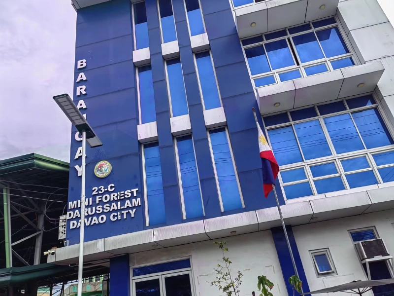 Poste de iluminação pública solar LED AIO instalado em frente ao Centro Comunitário (Barangay Hall) na cidade de Davao, Filipinas.