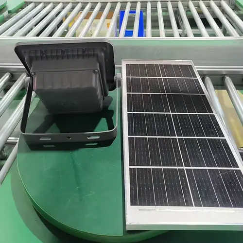 Projecteur solaire FL série 20W et panneau solaire sur la table d'assemblage de la chaîne de production