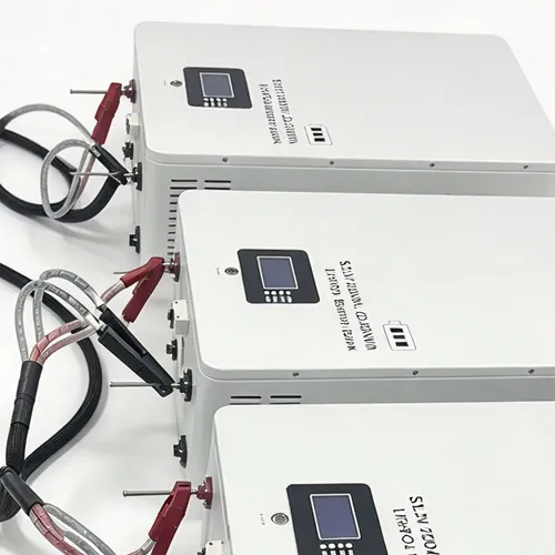 Batterie di accumulo di energia domestica di colore bianco con display LCD e cavi di alimentazione.