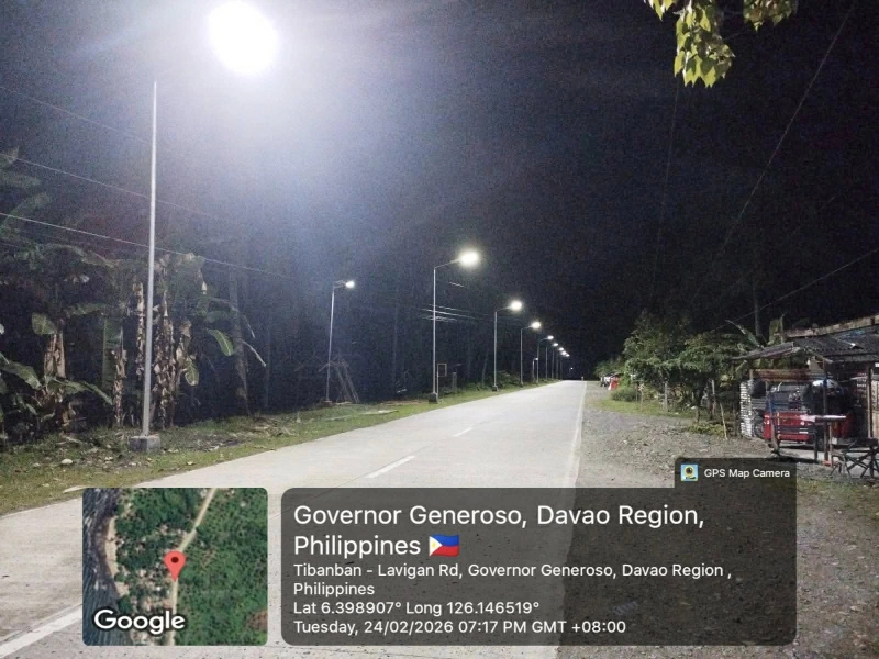 Postes de luz solares iluminando uma rua na região de Governor Generoso, Davao, Filipinas, à noite.